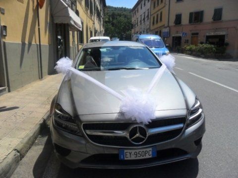 Auto d'epoca grigia per nozze