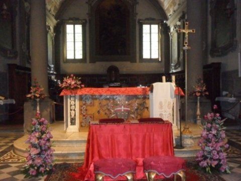 Altare decorato con tessuto rosso