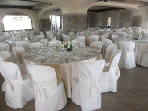 Tavola per nozze apparecchiata di bianco