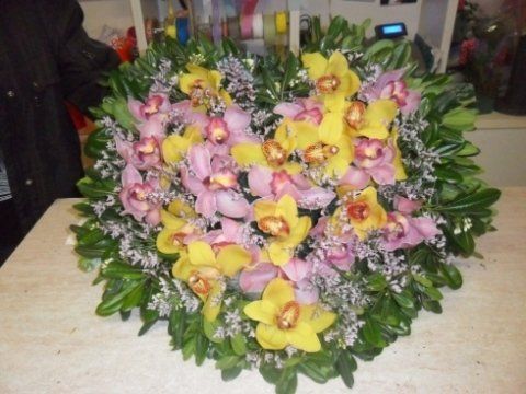 Composizione di fiori a forma di cuore