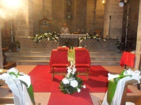 Altare rosso per nozze