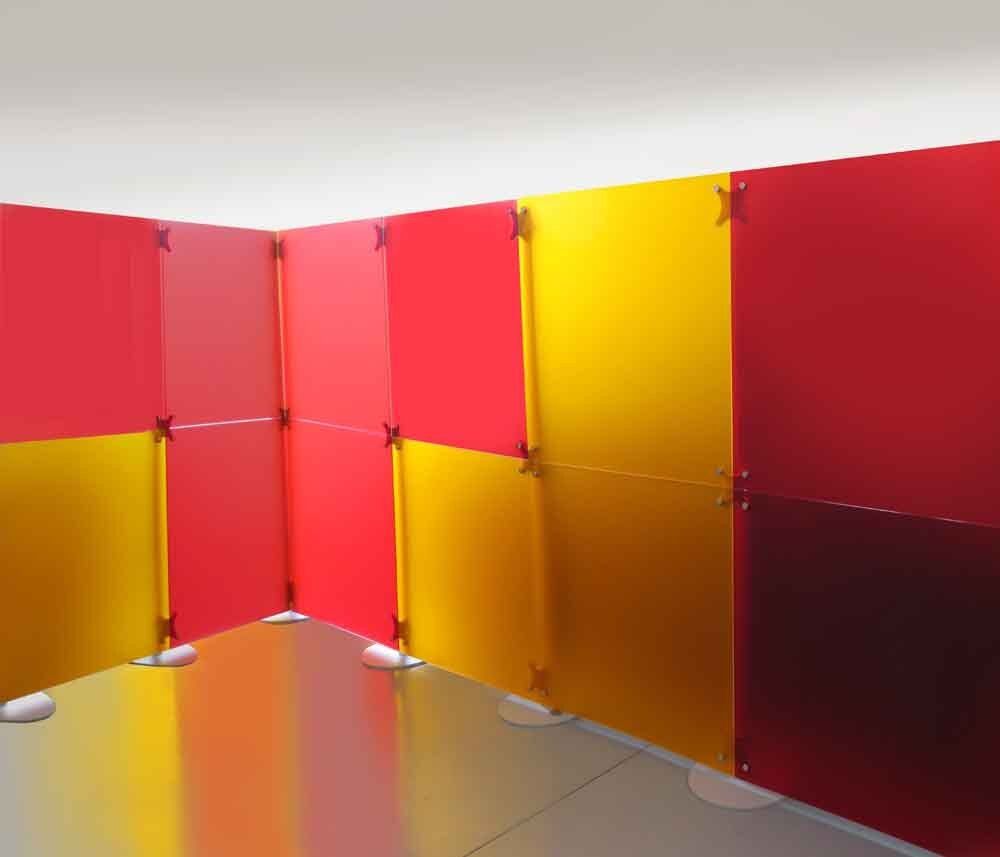 Parete ad angolo a pannelli componibili colorati