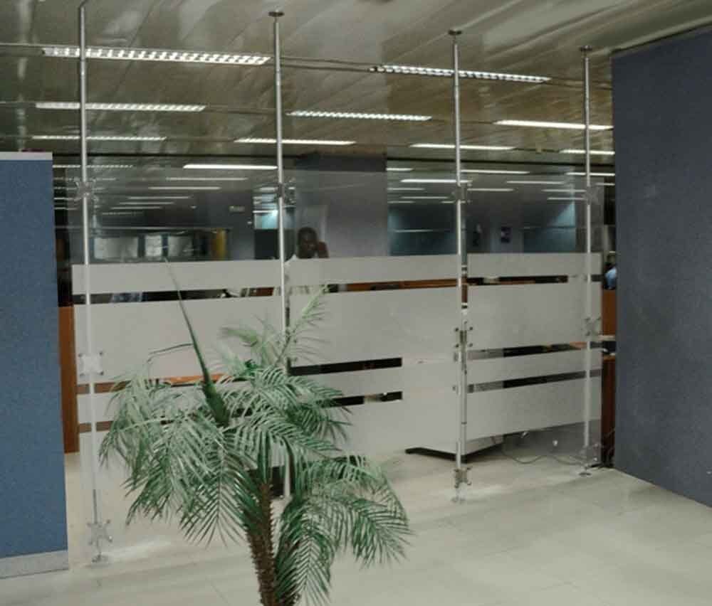 parete divisoria lineare a soffitto a pannelli trasparenti