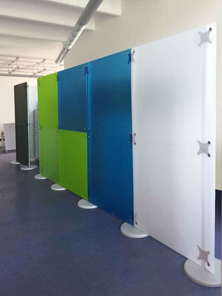 pareti divisorie lineari colorate blu verde e bianco