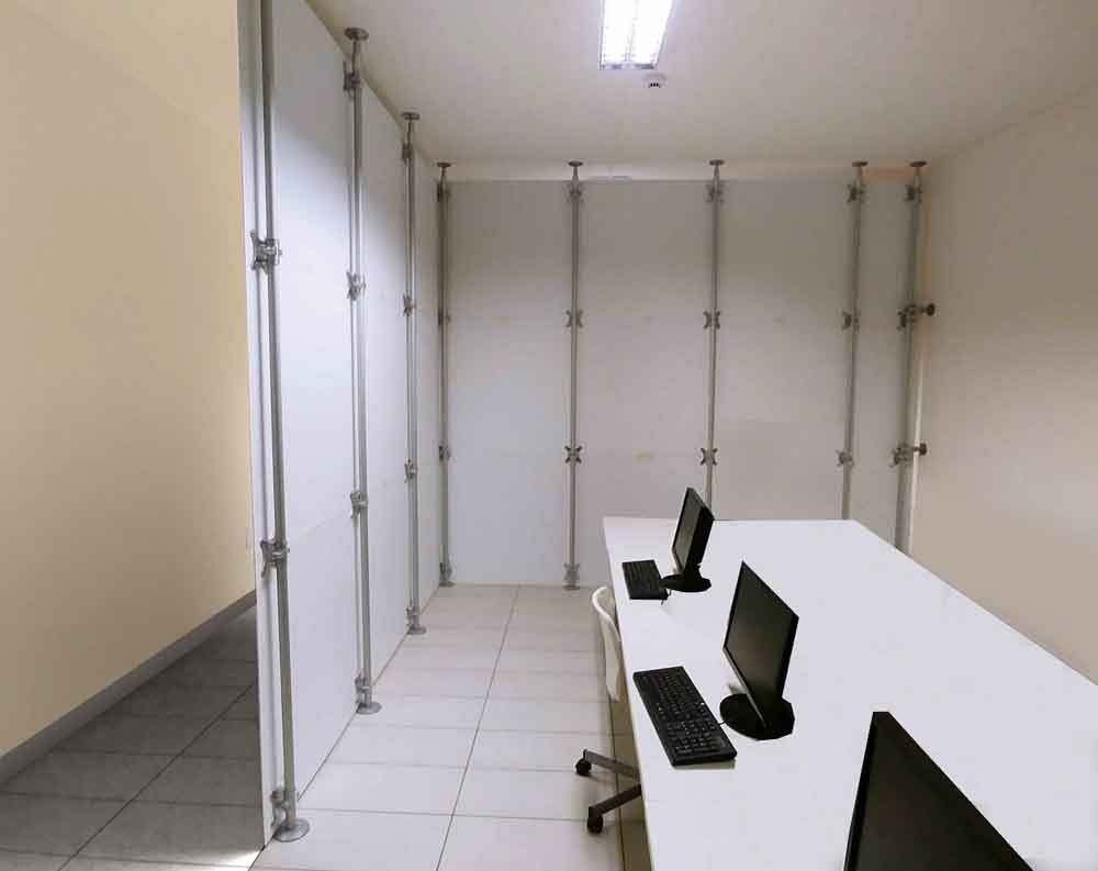 Pareti ad angolo fissaggio a soffitto