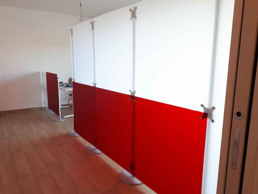 pareti divisorie lineari colorate rosso e bianco