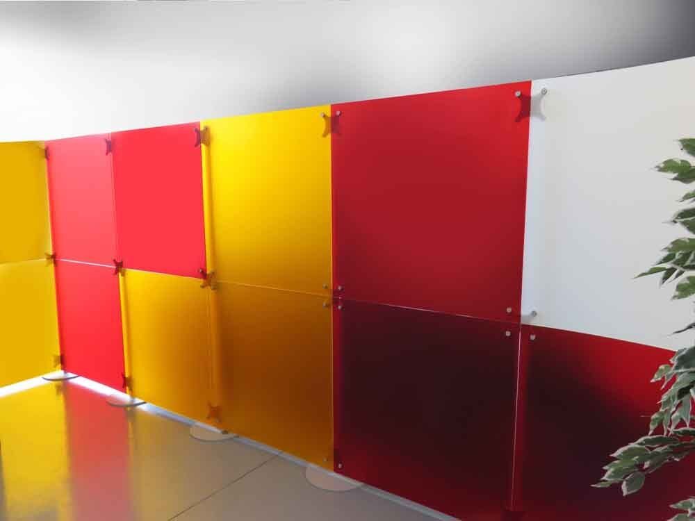 pareti divisorie lineari colorate rosso e arancio