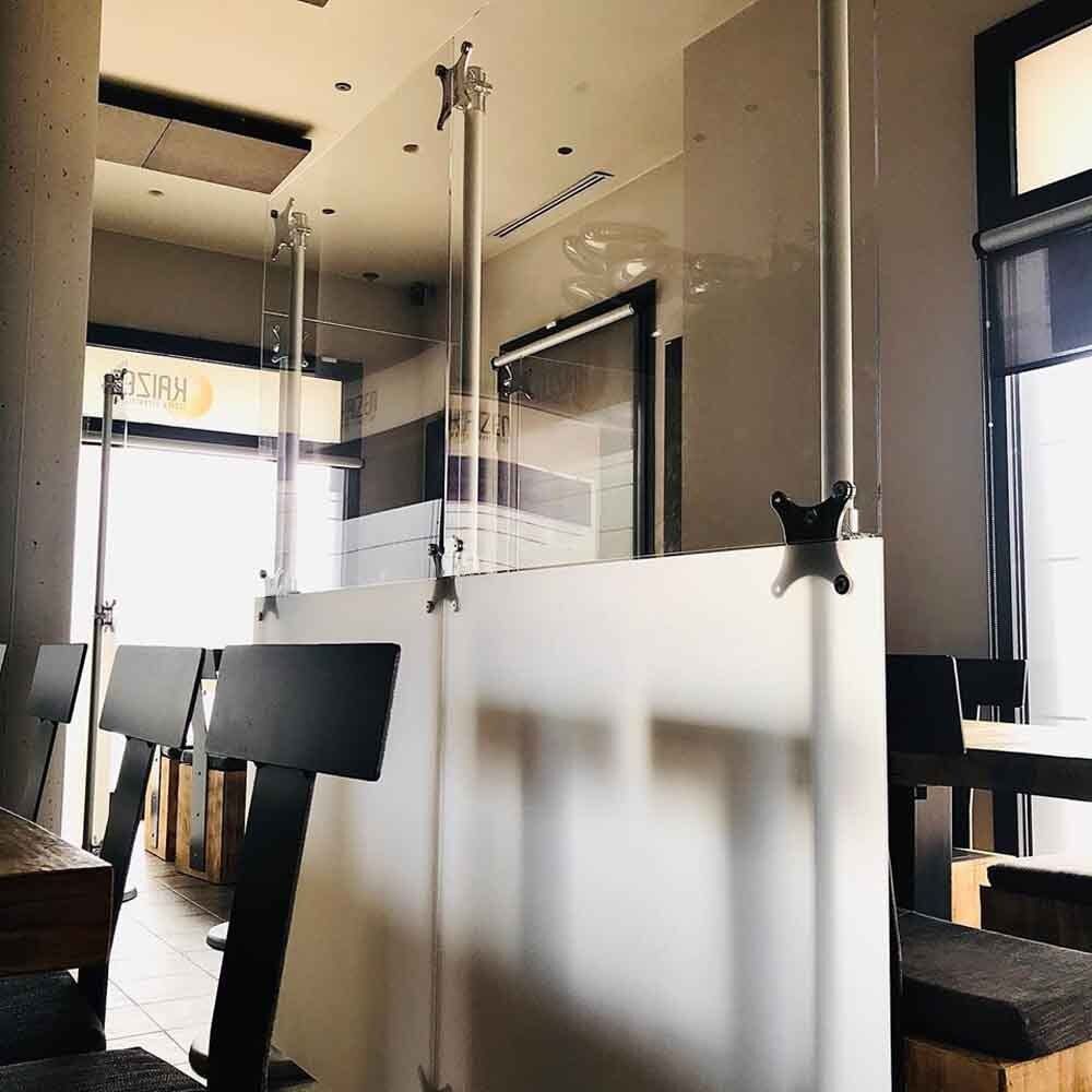pareti divisorie lineari trasparente e bianco ristorante