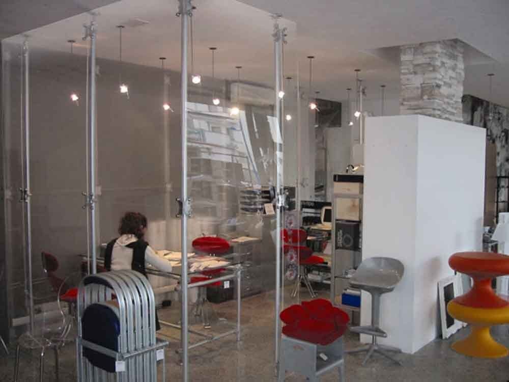 pareti divisorie lineari trasparente a soffitto telescopica ufficio open space
