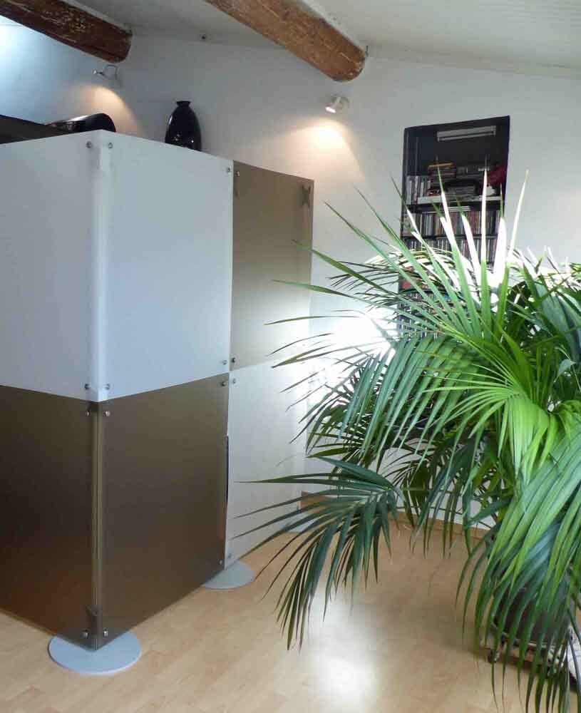 Pareti ad angolo cabina con pannelli colorati