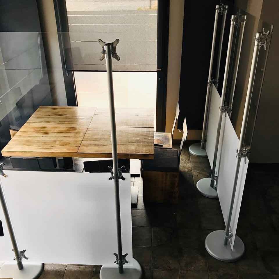 pannello divisorio mobile anticontagio ristorante bianco e trasparente