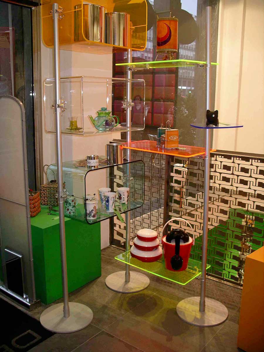 scaffale a mensole colorate componibili per negozio e vetrina