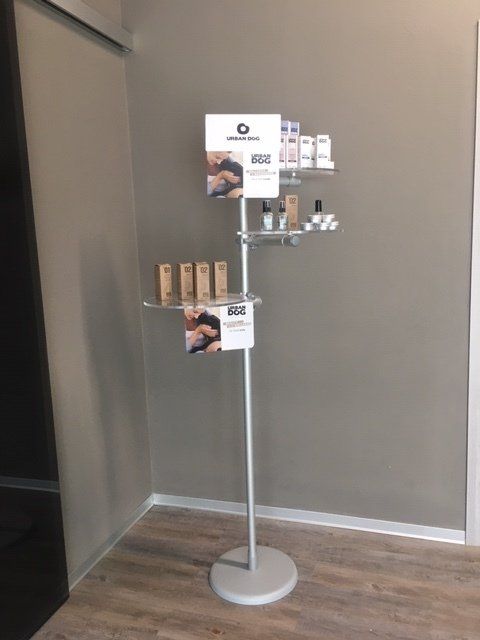 palo con mensole per esposizione negozio