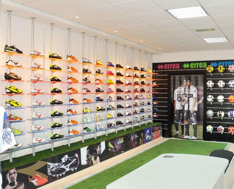scaffalatura a parete esposizione scarpe