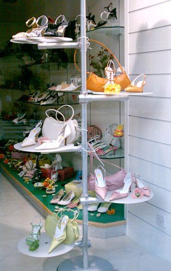 totem con mensole a sbalzo per esposizione scarpe e accessori componibile