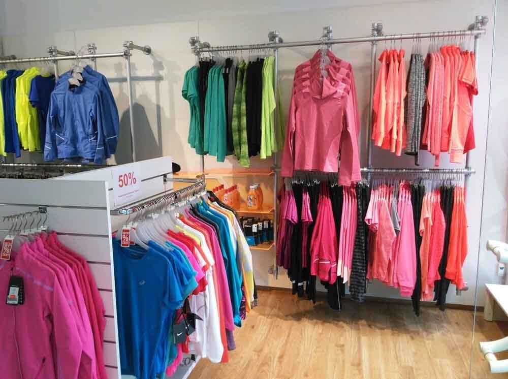 pareti attrezzate componibili negozio appenderia e ripiani