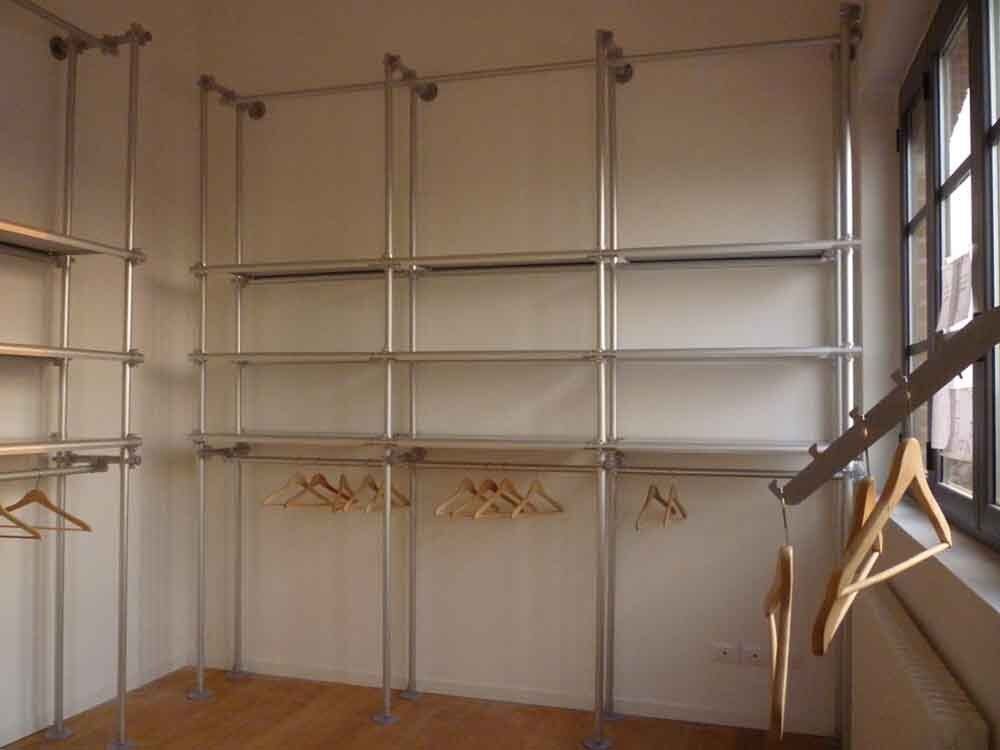 pareti attrezzate componibili negozio appenderia e ripiani