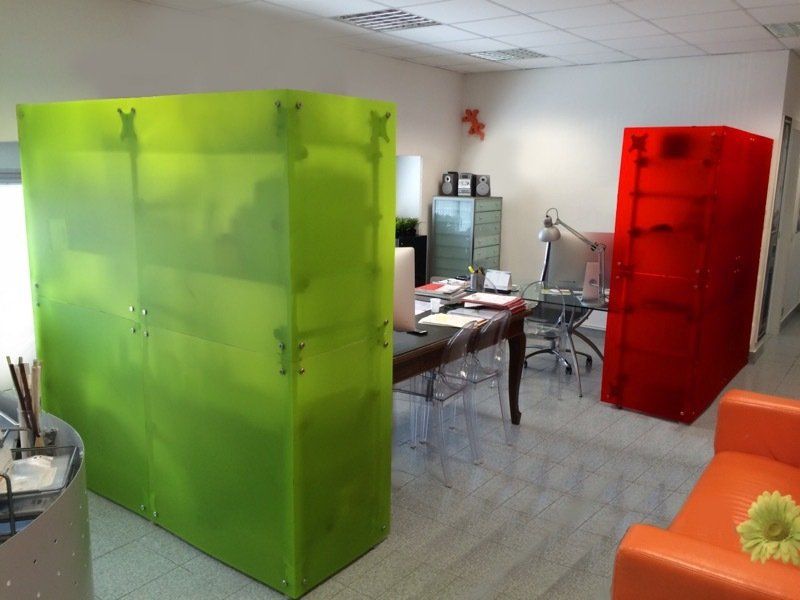 parete divisoria per ufficio attrezzata con ripiani componibile