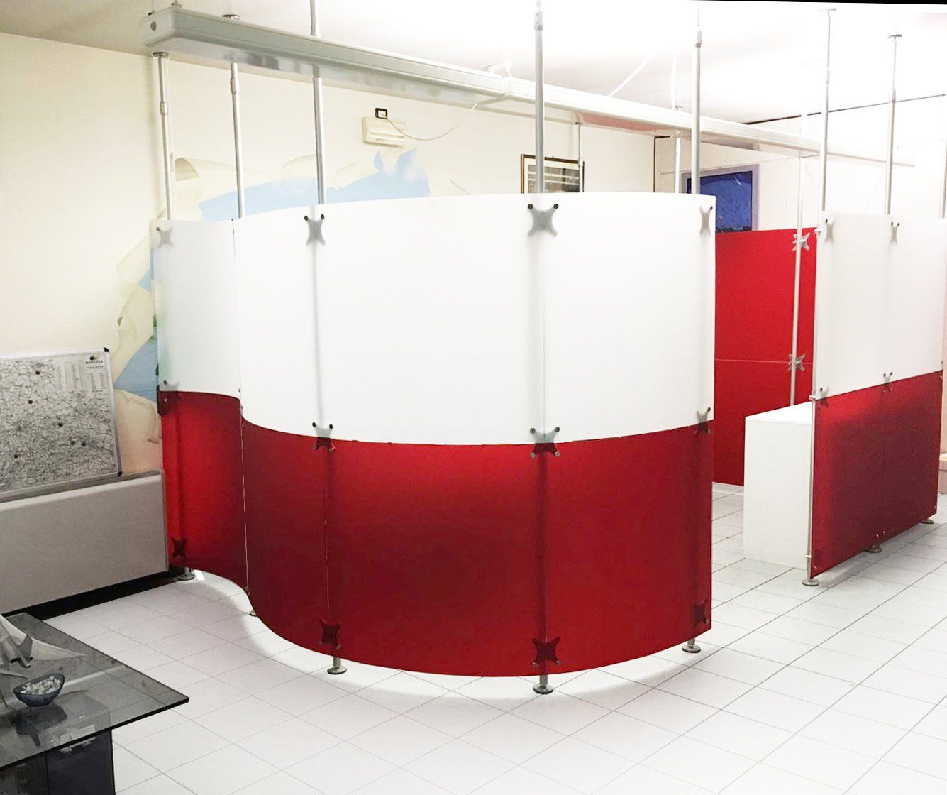 Parete divisoria mobile curva colore rosso e bianco satinato