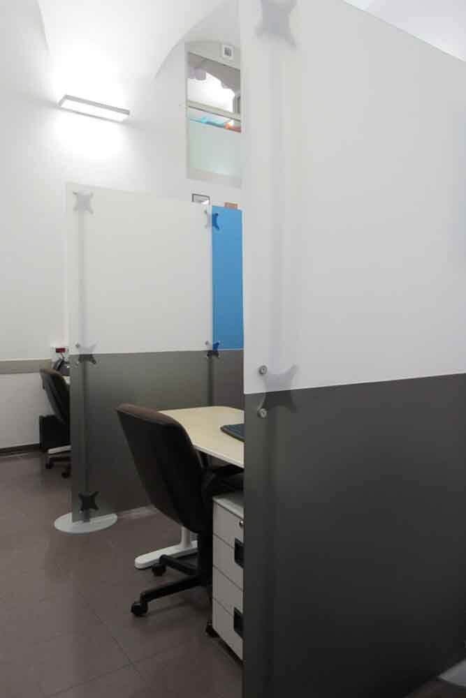 parete divisoria per scrivanie ufficio
