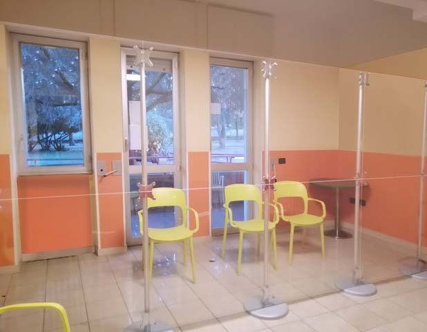 pareti divisorie trasparenti per box colloqui per rsa case di riposo