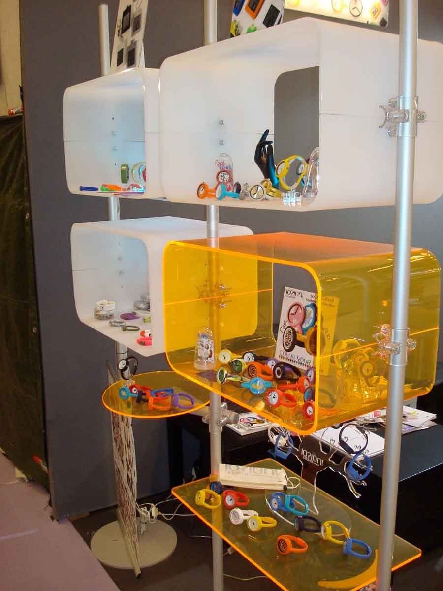 scaffali colorati esposizione