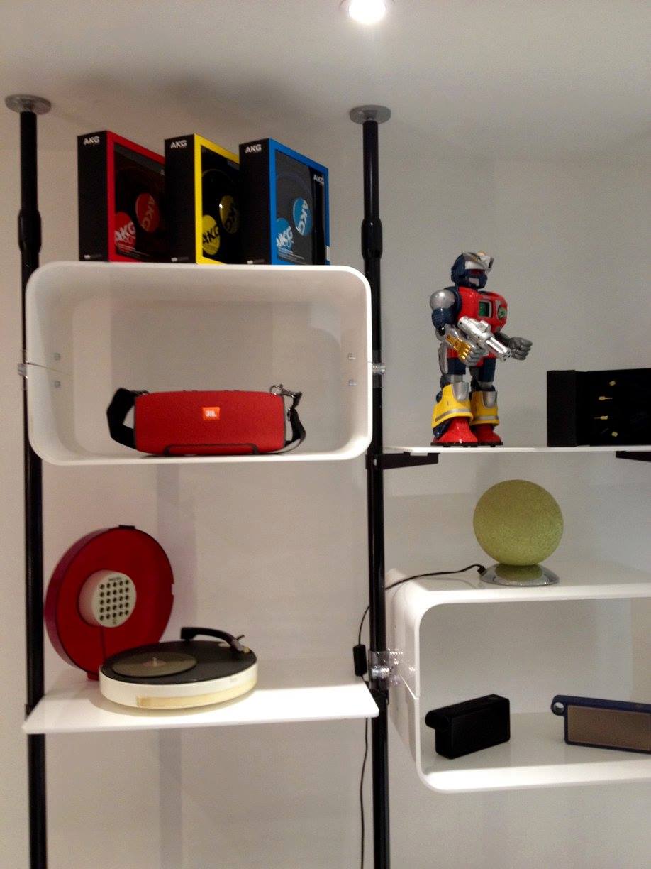 sistema per arredamento negozi con mensole colorate componibili
