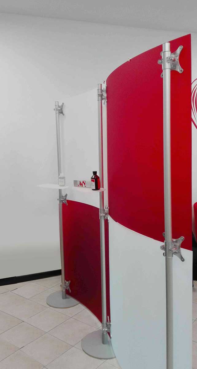 parete divisoria curva colore rosso e bianco