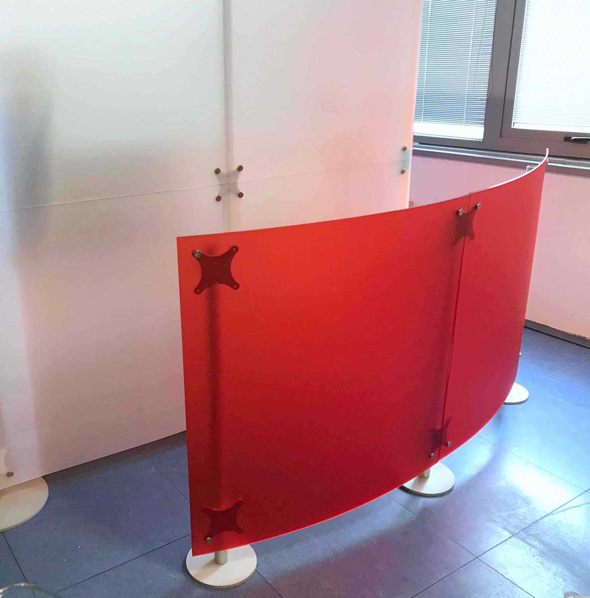 parete divisoria curva bassa scrivania colore rosso