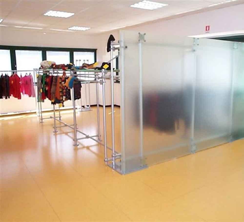 pareti attrezzate negozio appenderia e ripiani