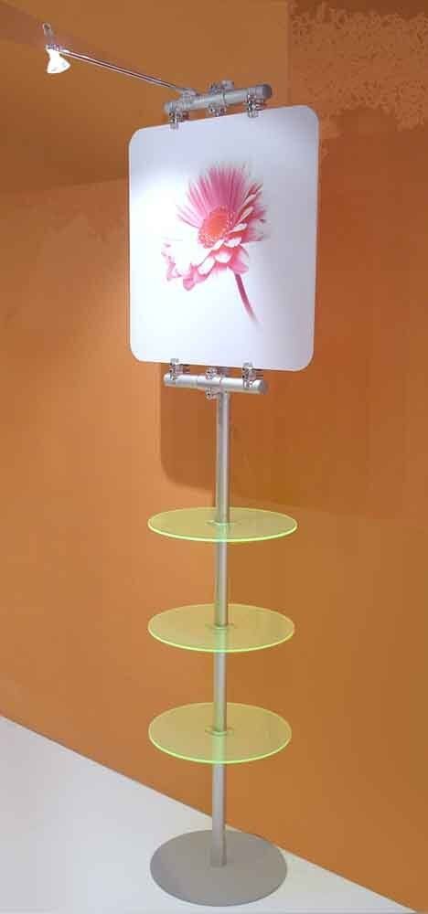 Espositore totem con mensole componibili e grafica per negozi e vetrine
