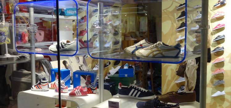 scaffale a mensole colorate componibili per negozio e vetrina