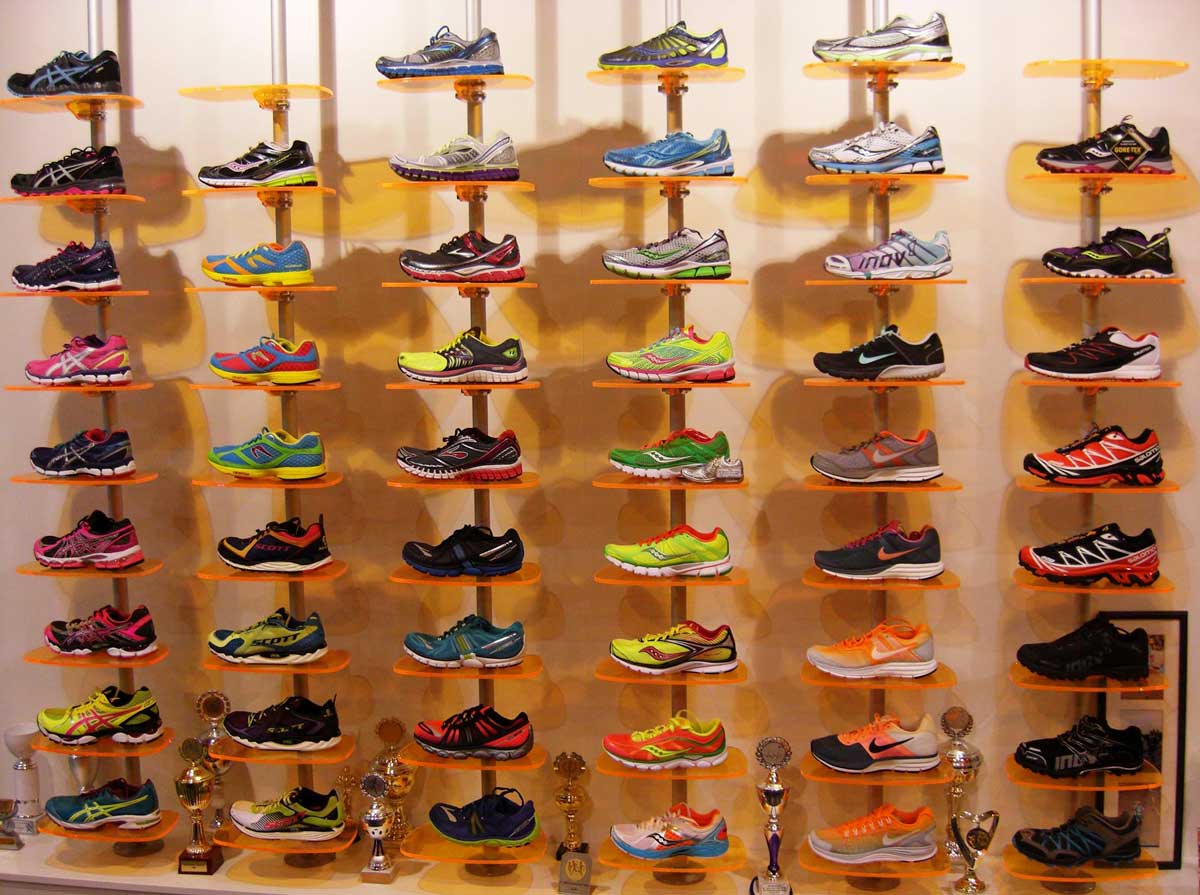 scaffale a parete con mensole colorate per esposizione scarpe componibile
