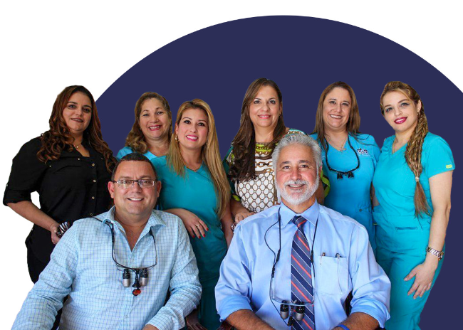 Un grupo de dentistas posan juntos para una fotografía.