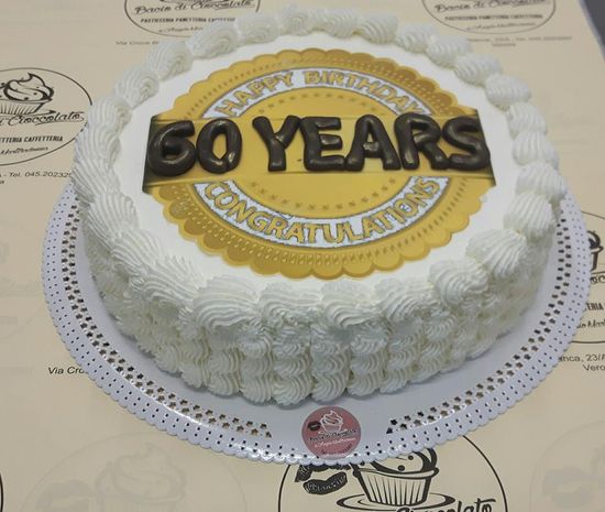 una torta alla panna con scritto 60 years