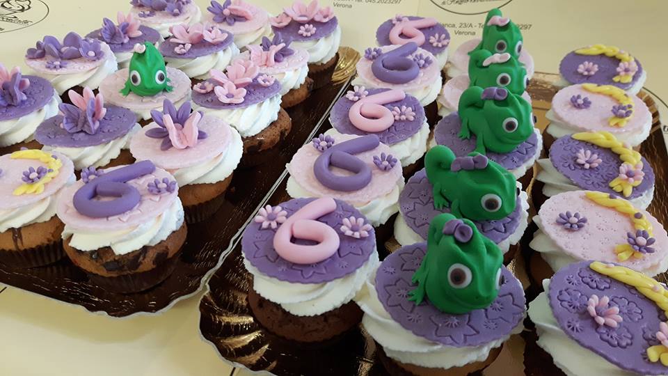 dei cupcakes con disegni a fiori, numeri e delle rane