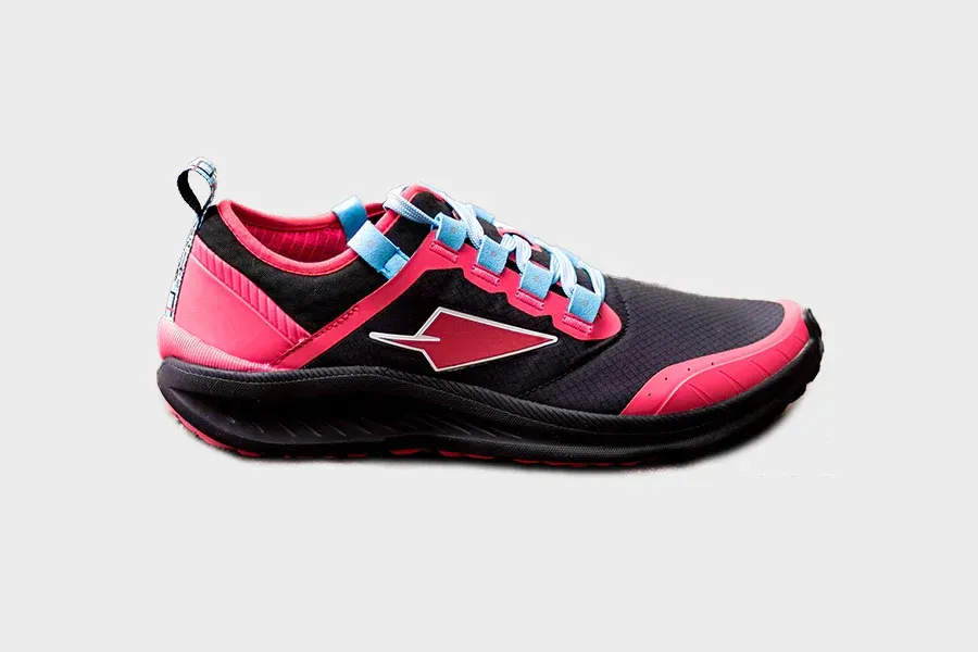 a pair of pink and black brooks running shoes