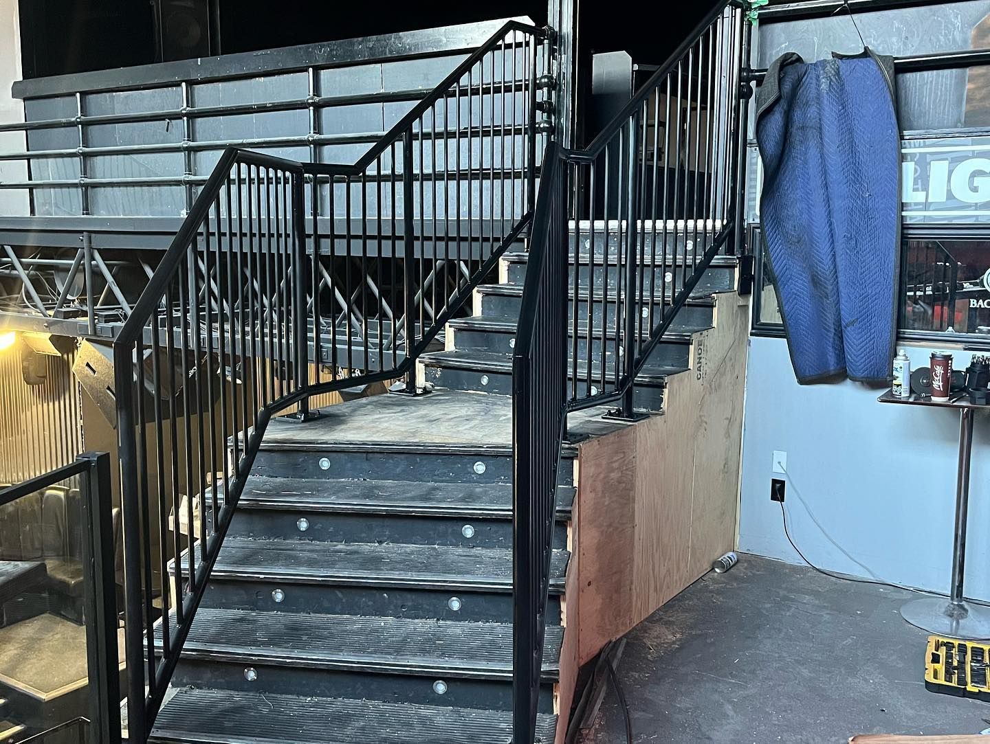 Stairs leading up to a building with a sign that says ' lig ' on it