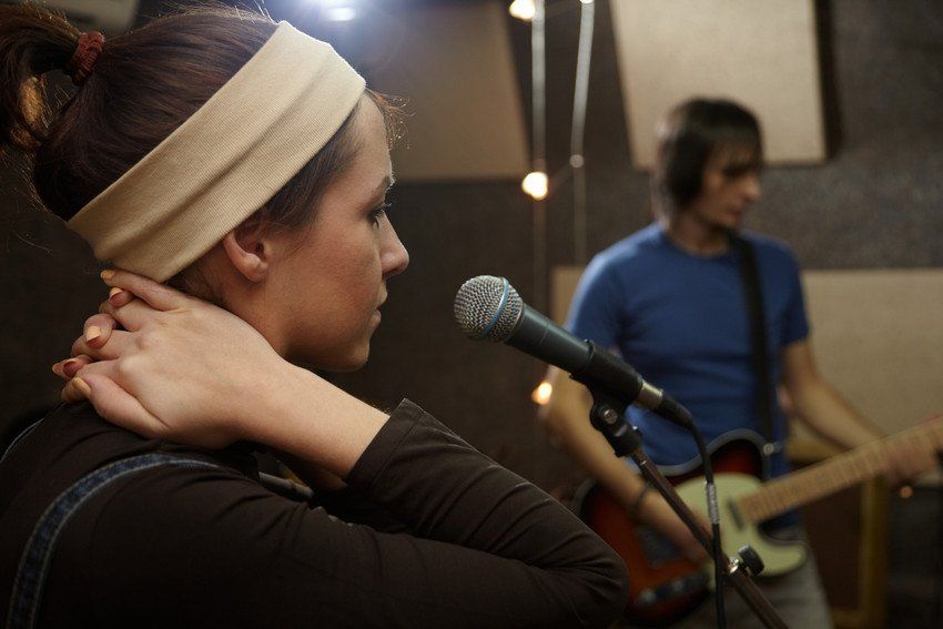 Singer with beige headband and microphone