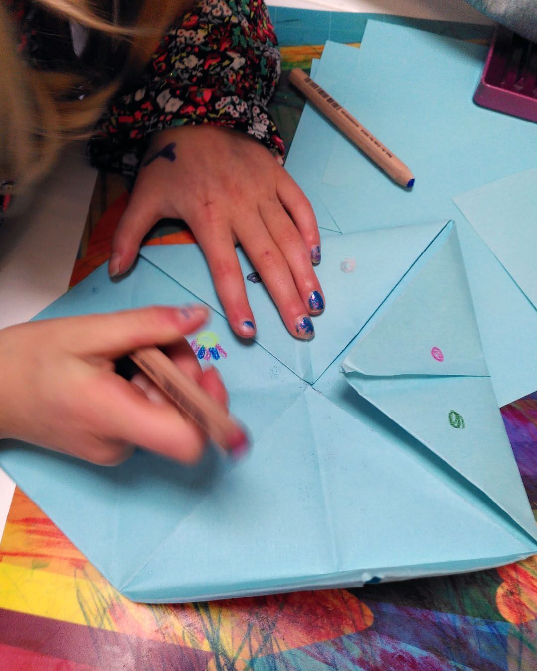 Een happertje origami-ster vouwen bij Atelierkinderen, atelier Verda.