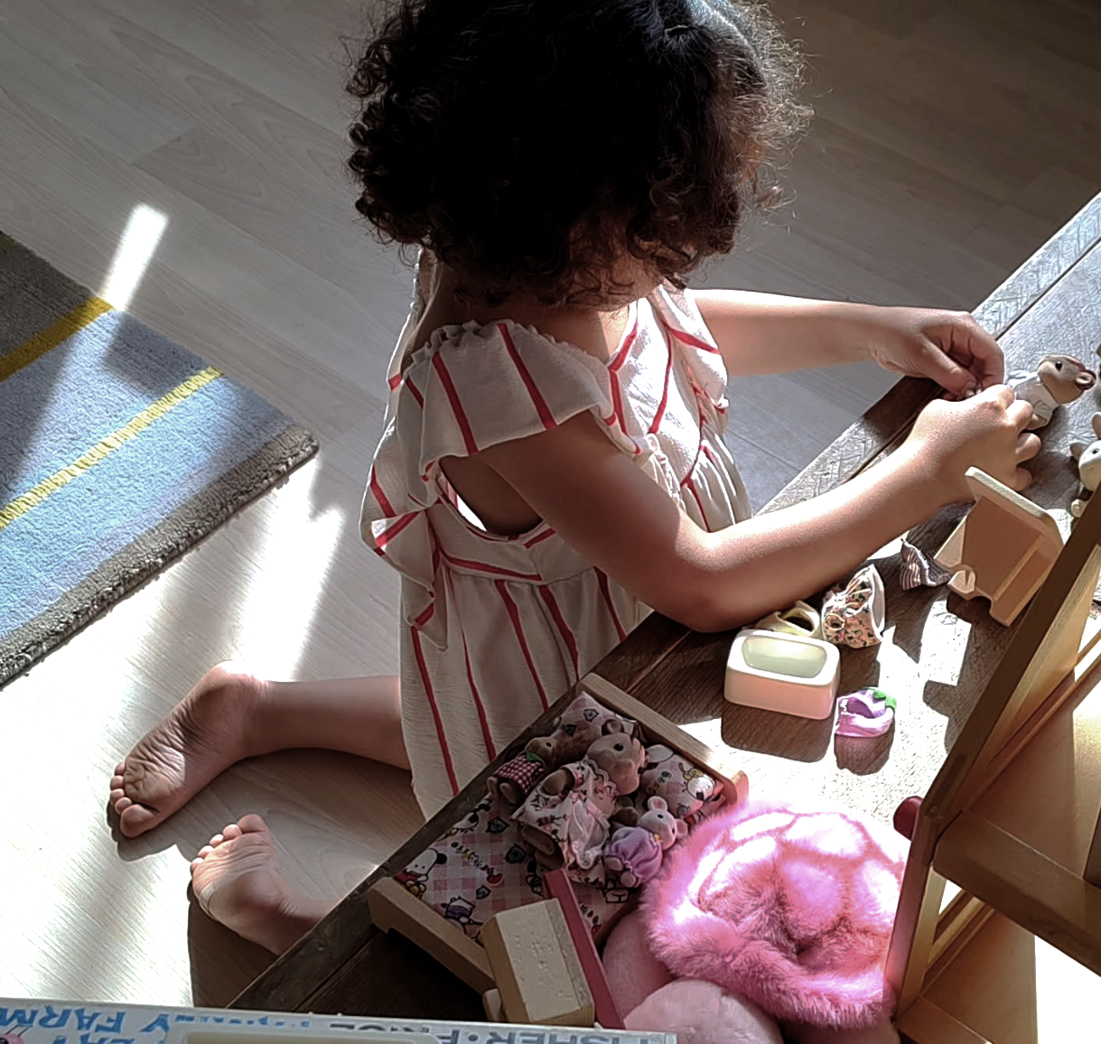 thuis bij Atelier Verda van Atelierkinderen, vrij spel, lichtval