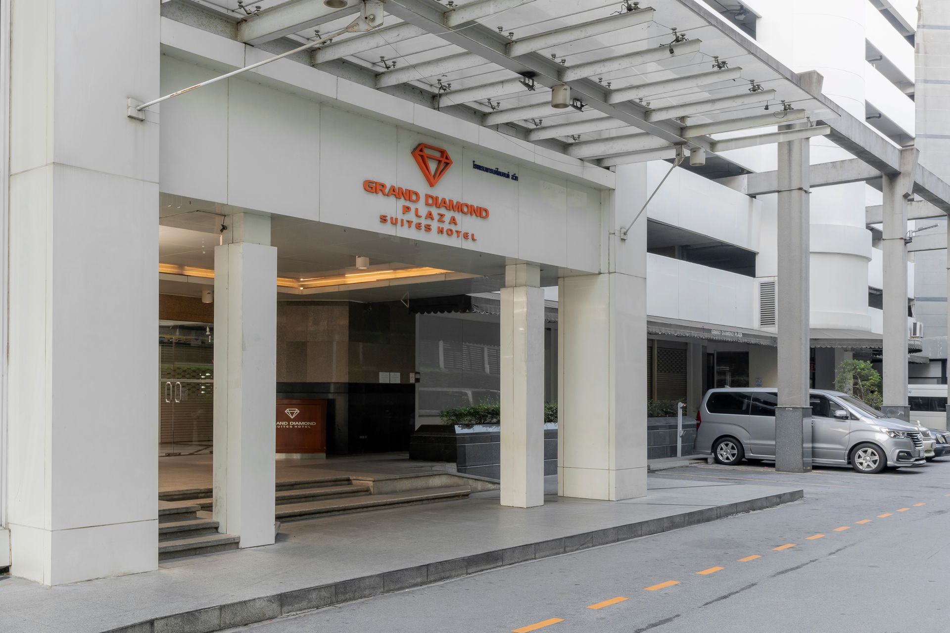 Grand Diamond Suites Hotel Bangkok - Entrance