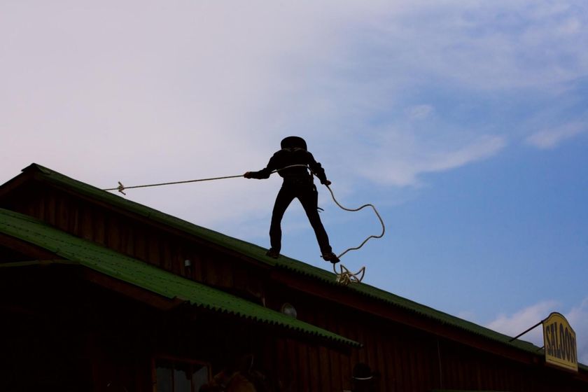 worker in the roof with ropes