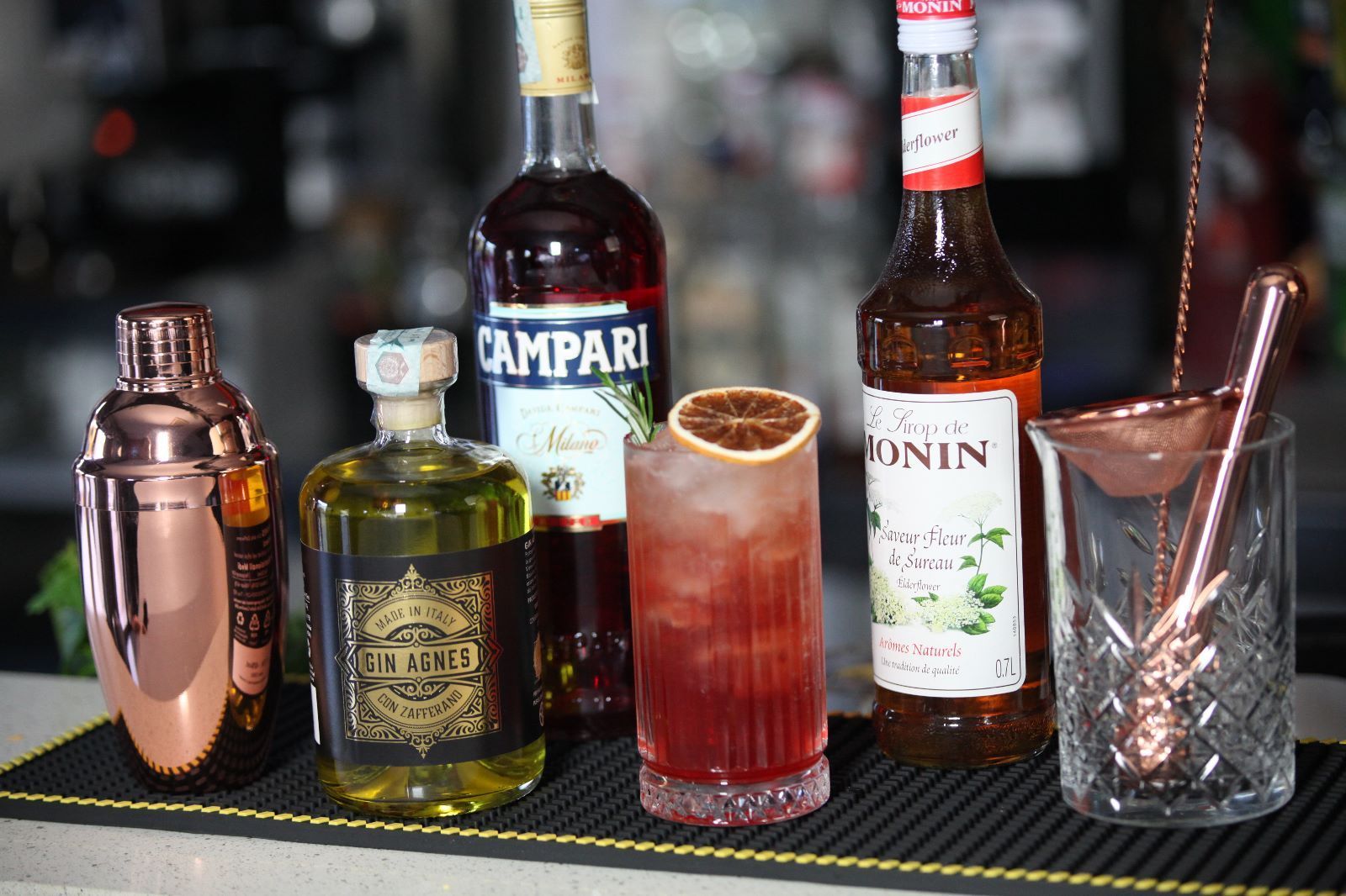 Ingredienti del cocktail: Campari, gin, sciroppo, shaker, cocktail. Cocktail pronto con guarnizione.