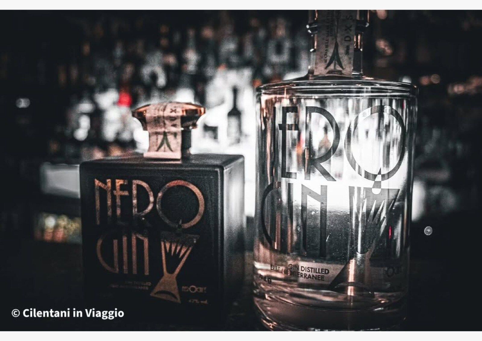 Due bottiglie di liquore: una quadrata, scura, con l'etichetta