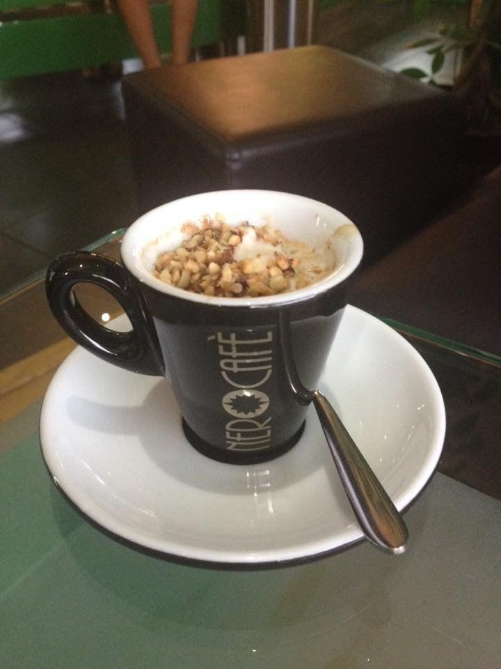 Caffè con granella di nocciole