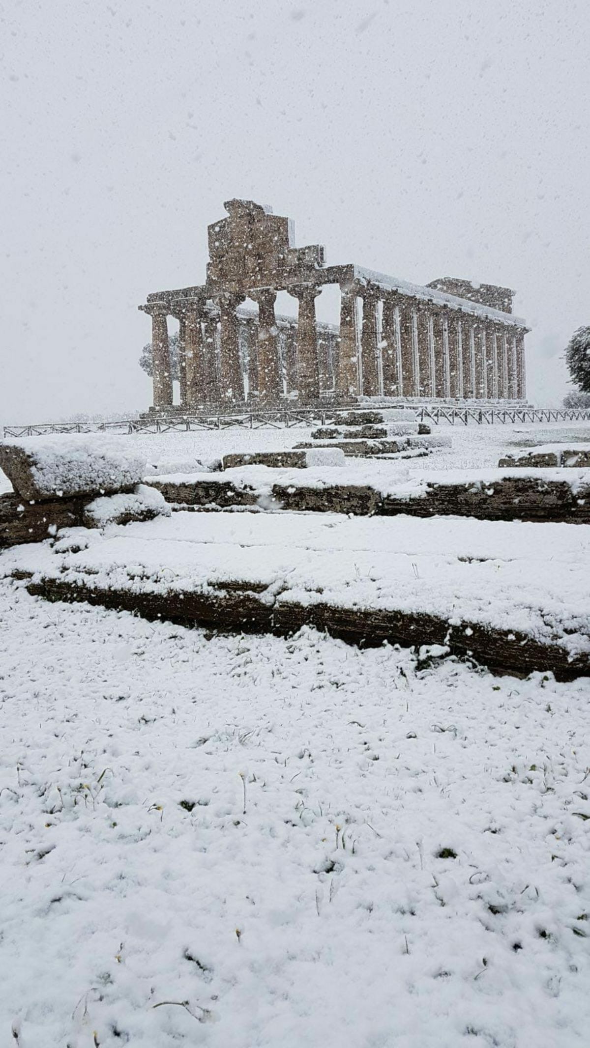Tempio greco nella neve