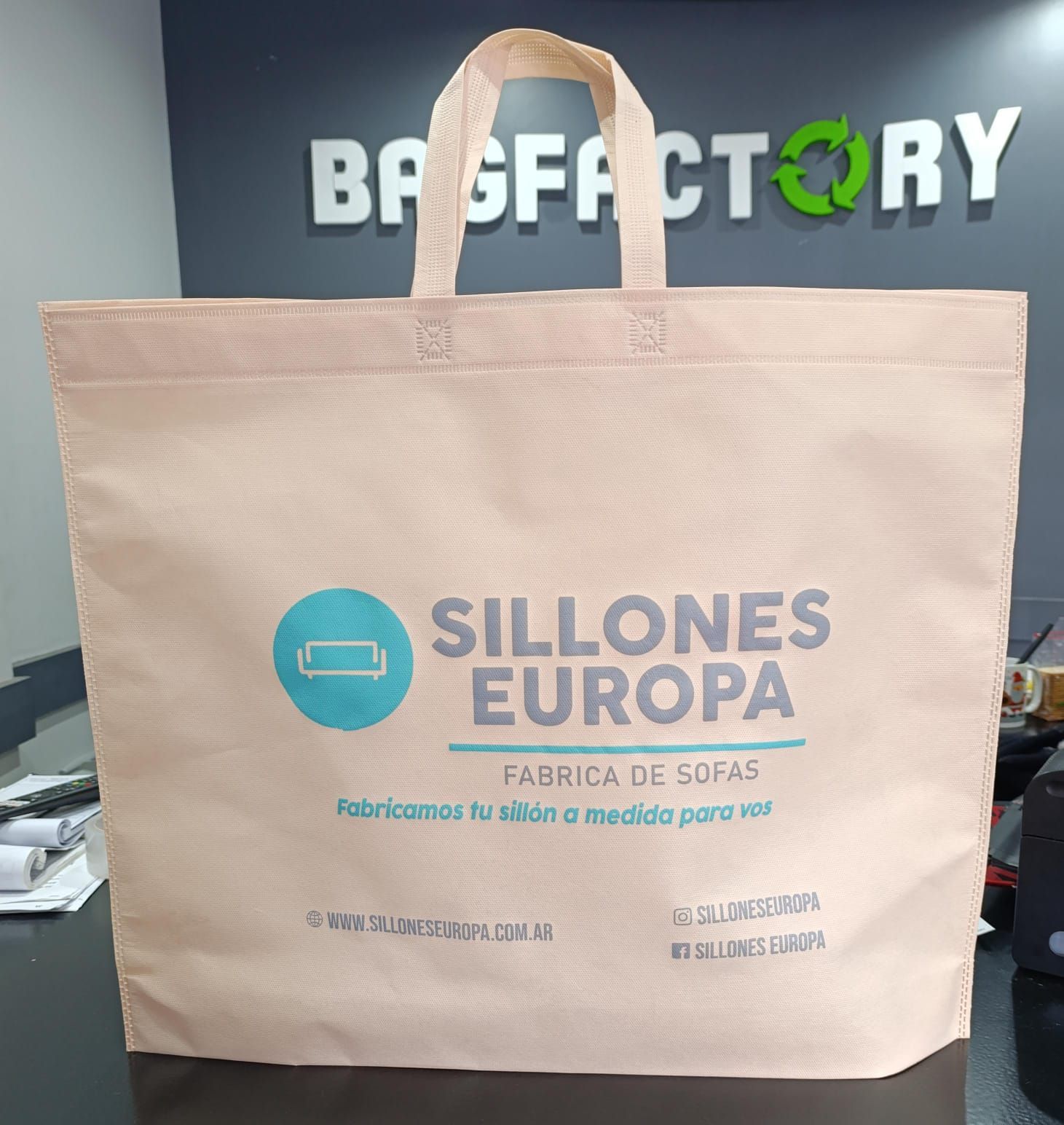 Una bolsa rosa con las palabras sillones europa en ella