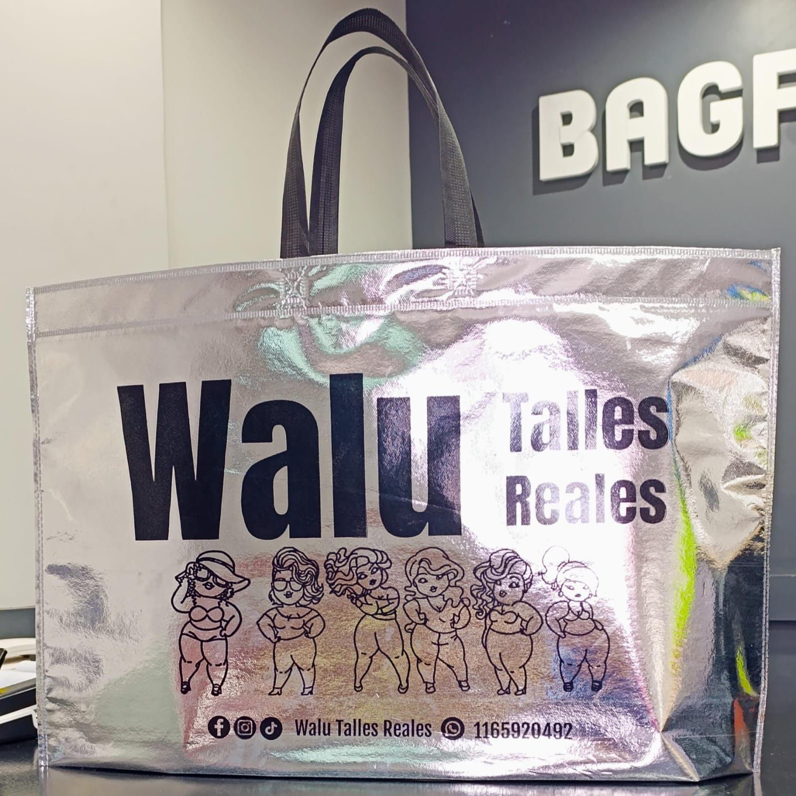 Una bolsa de mano plateada que dice 'wallu tales reales'