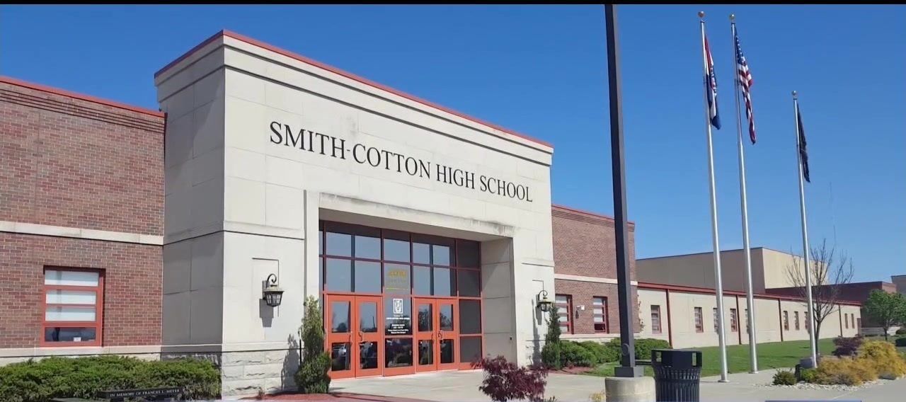 A large brick building with a sign that says smith cottonwood school